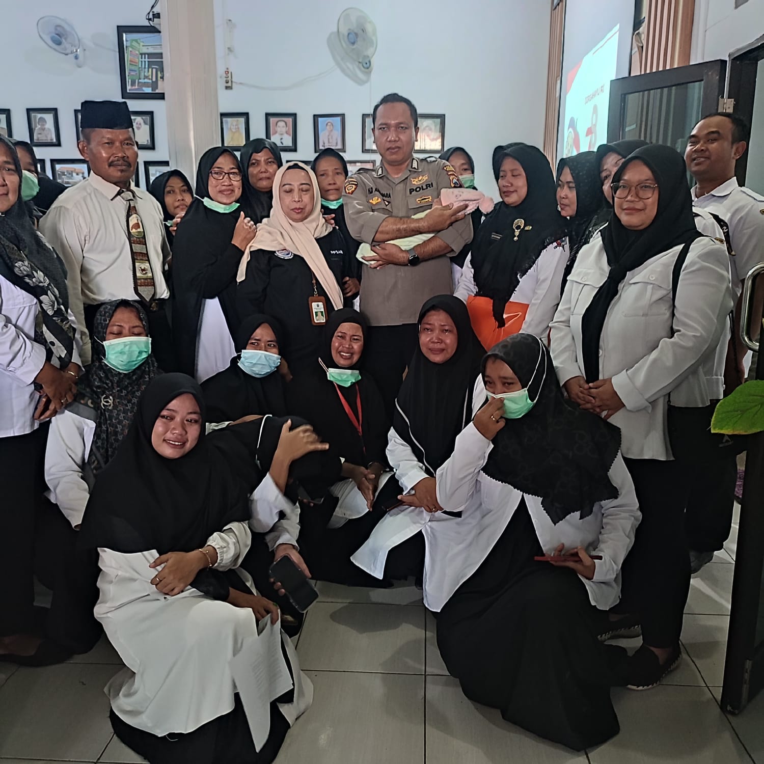PENYERAHAN PENEMUAN BAYI KEPADA DINAS SOSIAL PROVINSI JAWA TIMUR