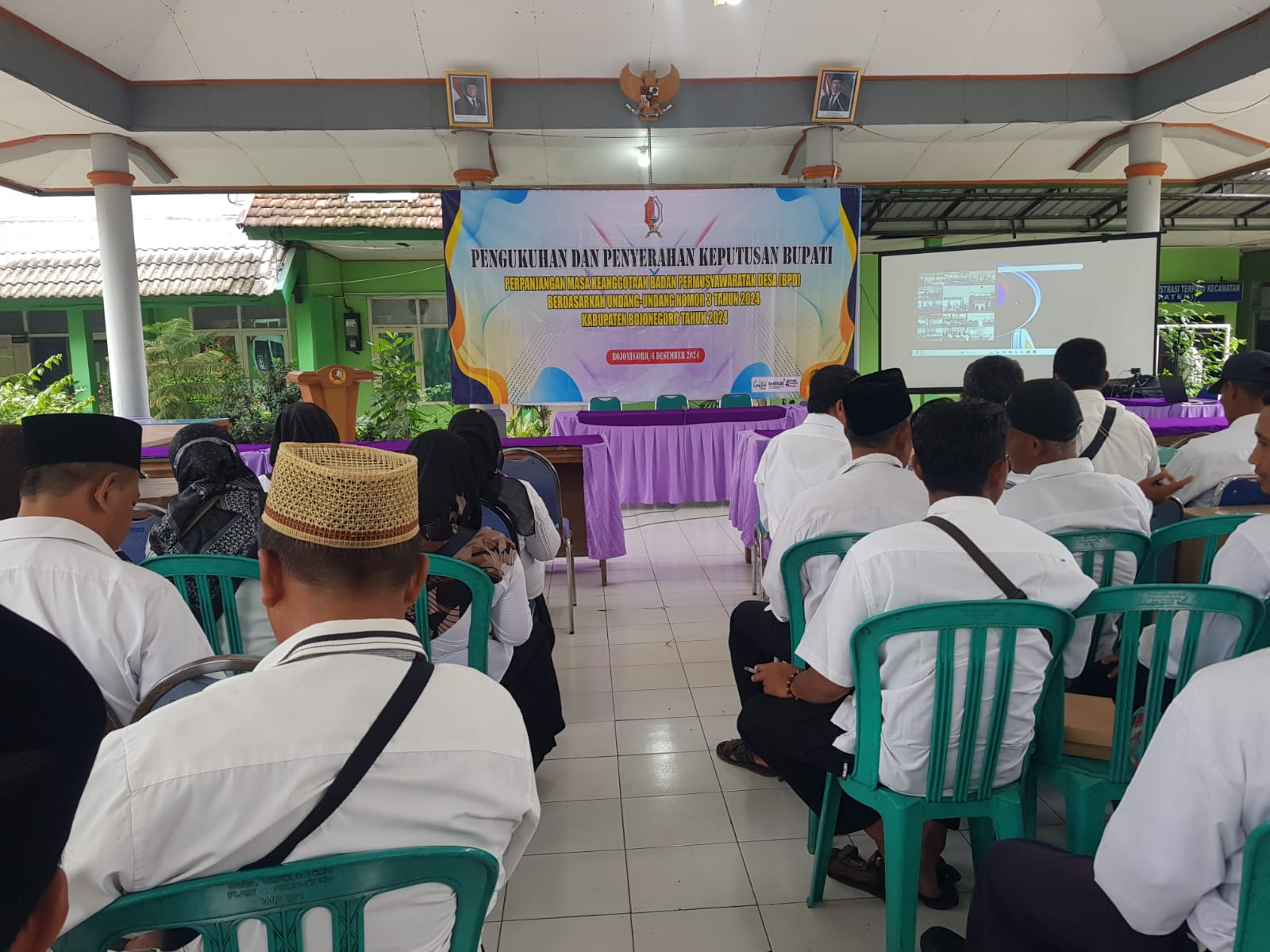 PENGUKUHAN DAN PENYERAHAN KEPUTUSAN BUPATI BOJONEGORO TENTANG PERPANJANGAN MASA KEANGGOTAAN BPD