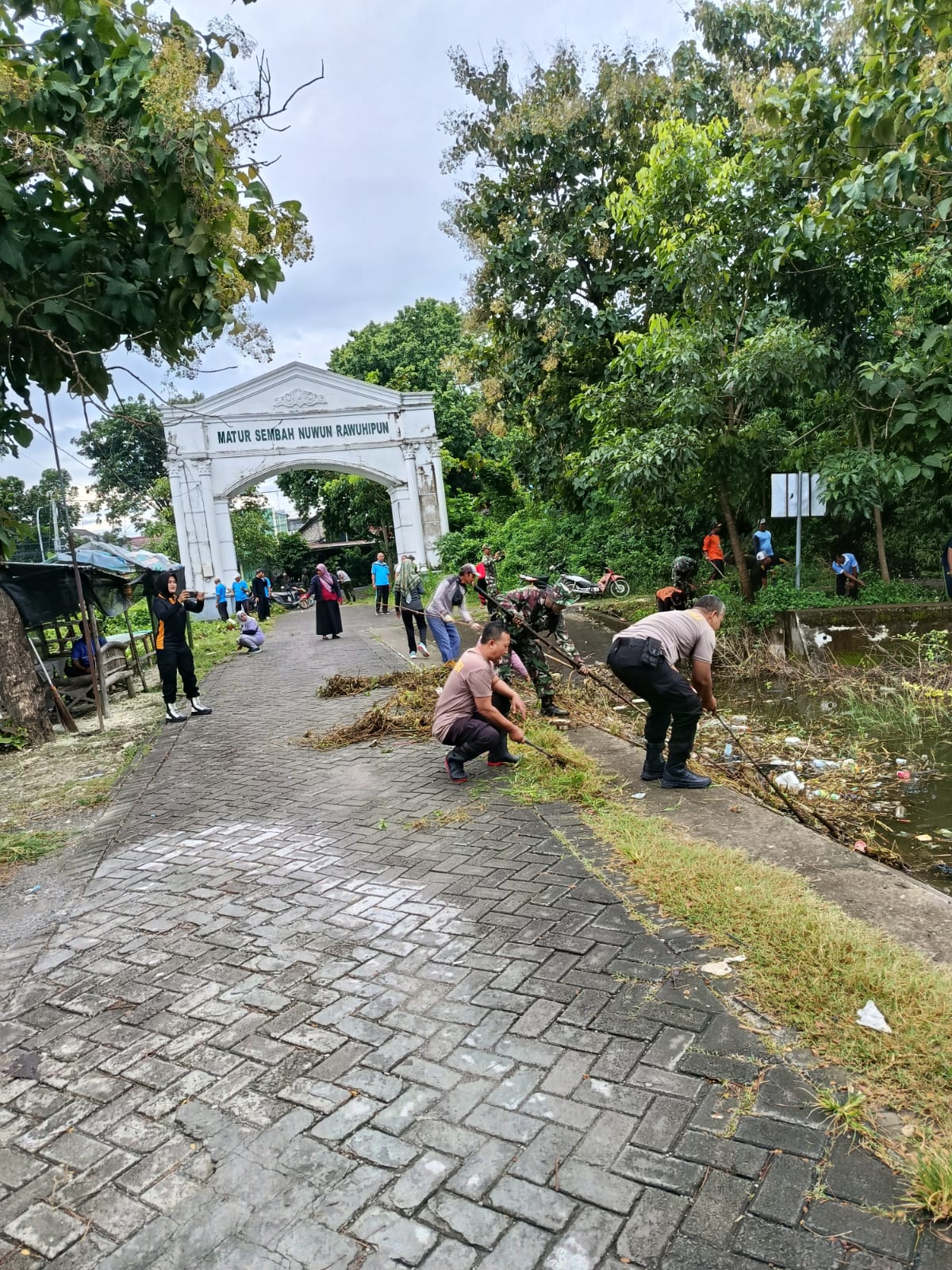 Sinergi Lintas Sektor di Kecamatan Baureno Dukung Gerakan Indonesia ASRI melalui Kerja Bakti Bersama